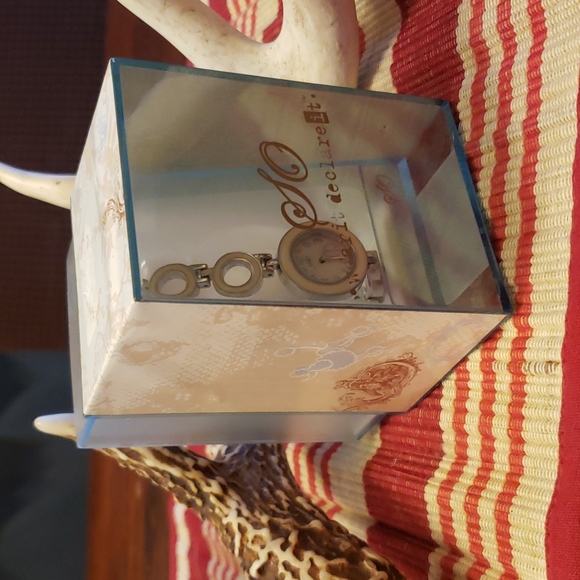 So silver-cream watch with ☮ sign - Picture 4 of 4